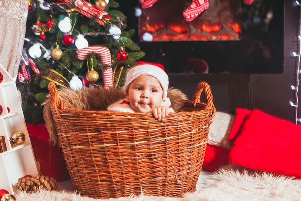 Baby im Weihnachtsmannkostüm — Stockfoto