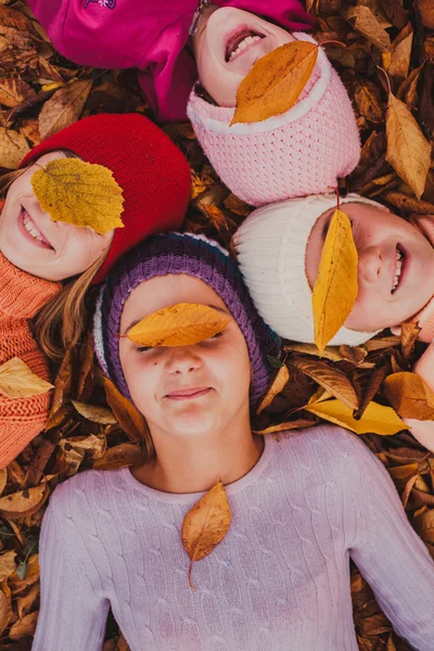 Chicas jugando con hojas — Foto de Stock