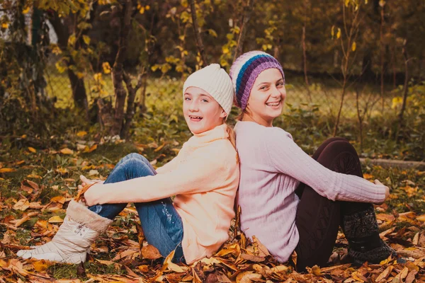 Sisters playing with leaves — Stock Photo, Image