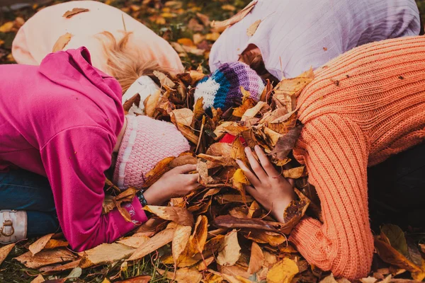 葉で遊ぶ女の子 — ストック写真