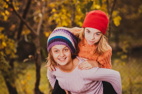 Sisters playing with leaves — Stock Photo, Image