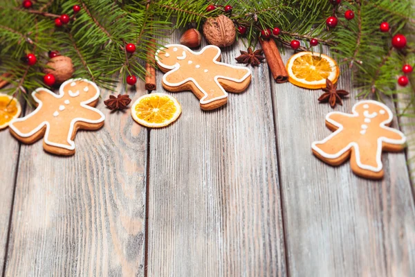 Gingerbreads 및 전나무 트리 — 스톡 사진