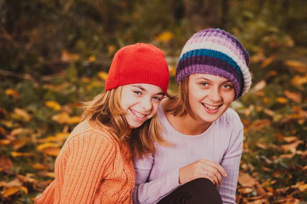 Hermanas jugando con hojas — Foto de Stock