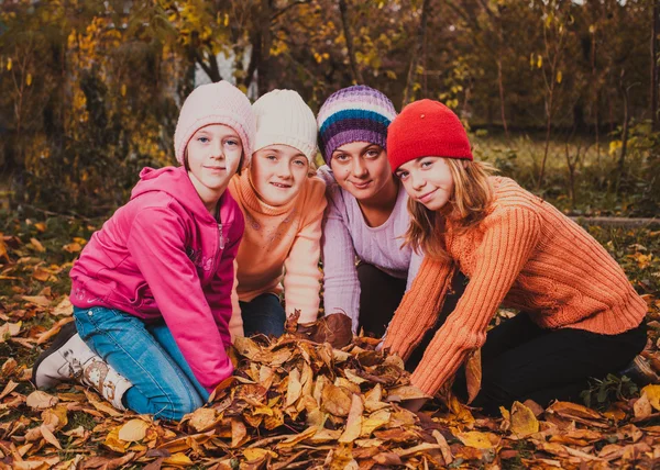 Meisjes spelen met bladeren — Stockfoto