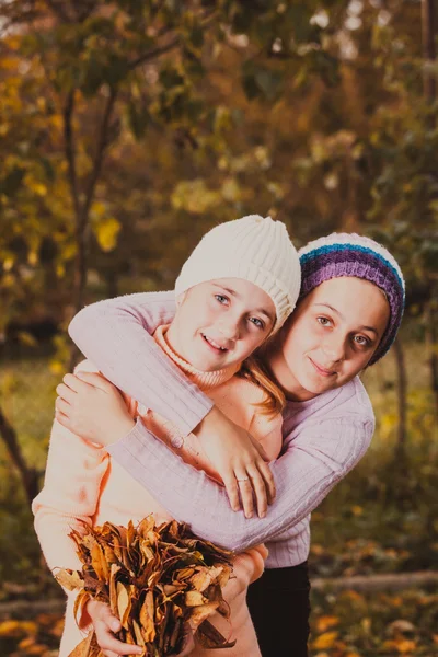 Systrarna leker med blad — Stockfoto