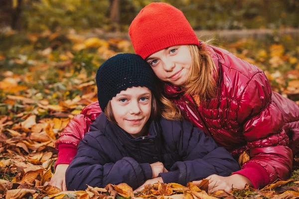 Zusters spelen met bladeren — Stockfoto