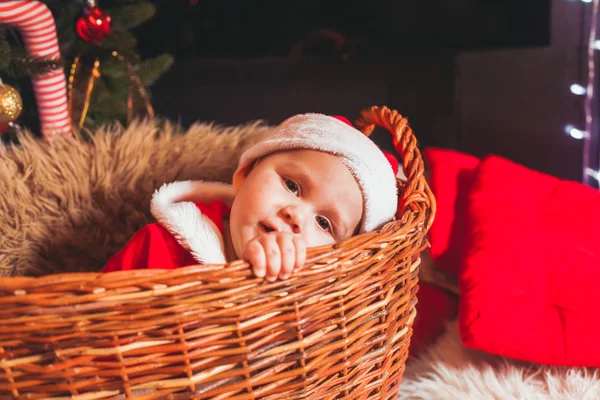 Baby im Weihnachtsmannkostüm — Stockfoto