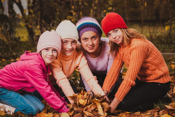 Flickor leker med blad — Stockfoto