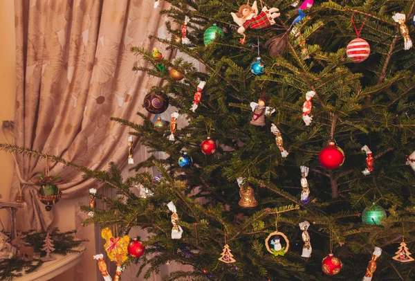 Julgran i vardagsrummet — Stockfoto