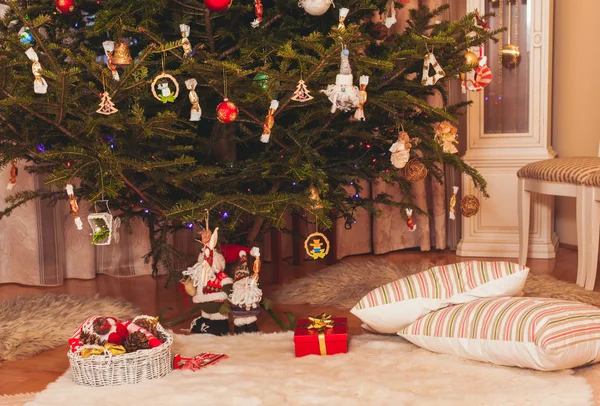 Árbol de Navidad en el salón —  Fotos de Stock