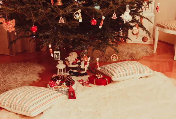 Kerstboom in de woonkamer — Stockfoto