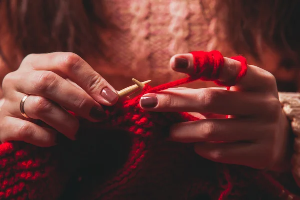 Женские руки вяжут свитер — стоковое фото