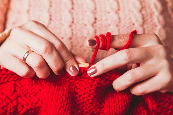 Mani femminili maglia maglione — Foto Stock