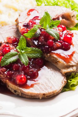 Kızılcık soslu biftek