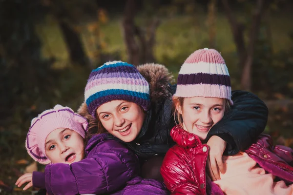 Hermanas en el paseo — Foto de Stock