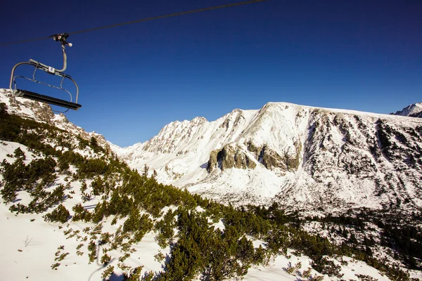 O teleférico nas montanhas — Fotografia de Stock