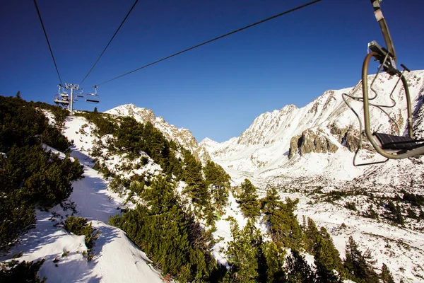 La seggiovia in montagna — Foto Stock