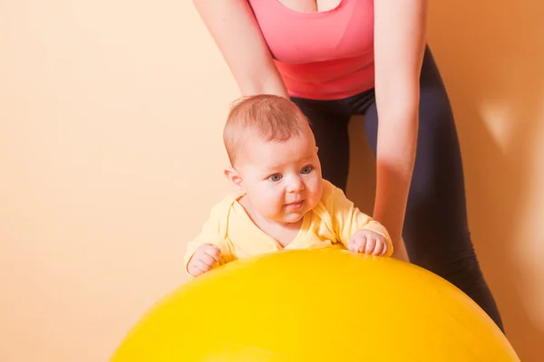 Os exercícios do bebê — Fotografia de Stock