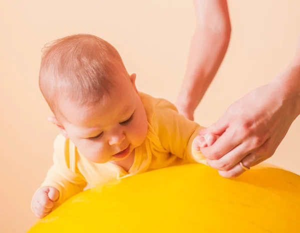 Os exercícios do bebê — Fotografia de Stock