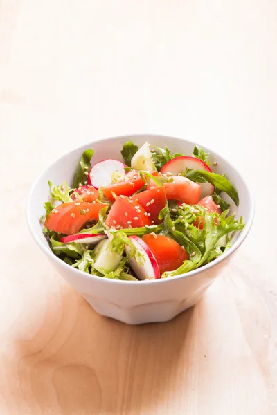 Salada com sementes de gergelim — Fotografia de Stock