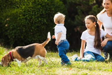 Çocuklar bir yürüyüş ile anne