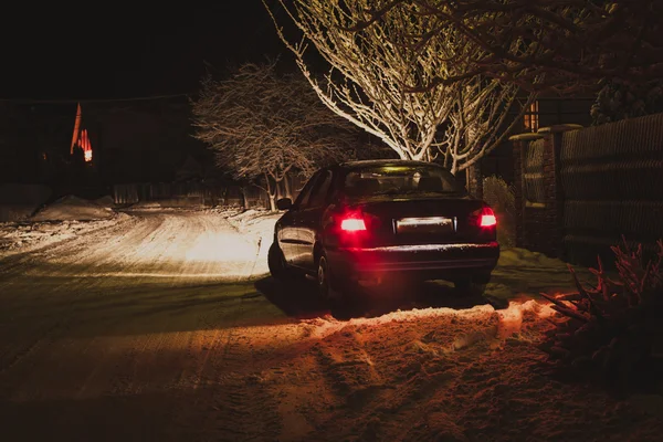 Strada innevata e luce auto — Foto Stock