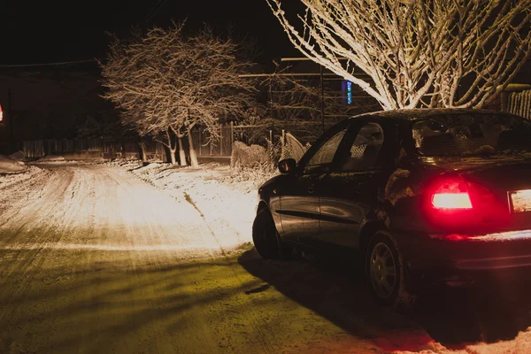 Χιονισμένο δρόμο και αυτοκίνητο φως — Φωτογραφία Αρχείου