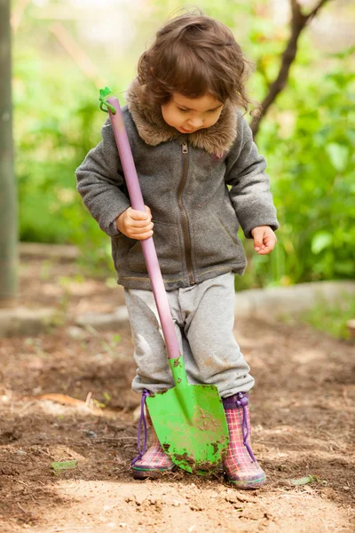 Het kleine meisje met een kleine schop — Stockfoto