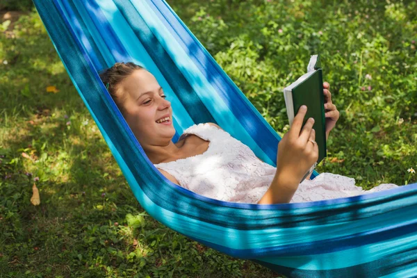 Relax with a book in the green garden — Stock Photo, Image