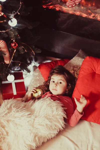 Kleines Mädchen in der Nähe eines Weihnachtsbaums — Stockfoto