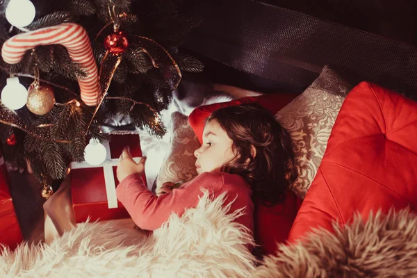 Malá holčička v blízkosti vánoční stromeček — Stock fotografie