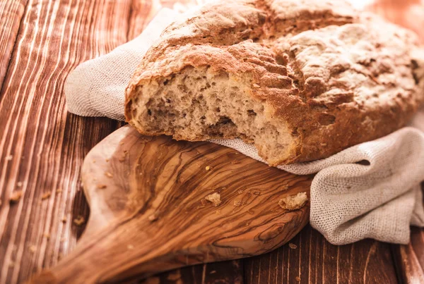 Frisches hausgemachtes Brot — Stockfoto