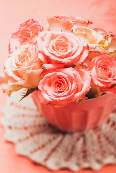 Rosas cor-de-rosa em vaso rosa — Fotografia de Stock