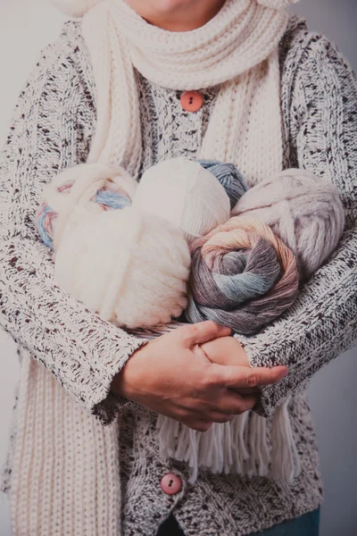 Donna con cesto di filati di lana palle — Foto Stock