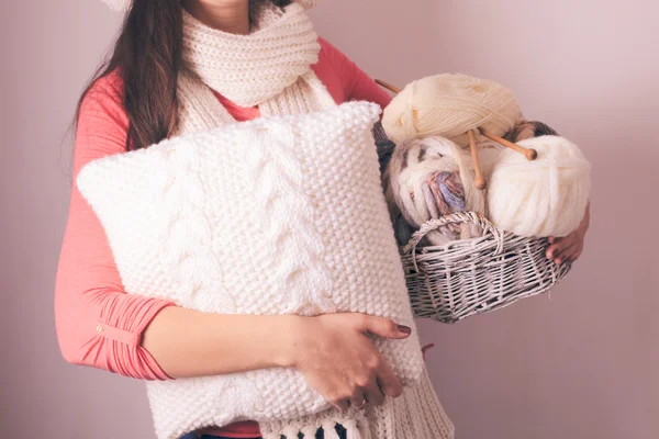 Frau mit Kopfkissen — Stockfoto