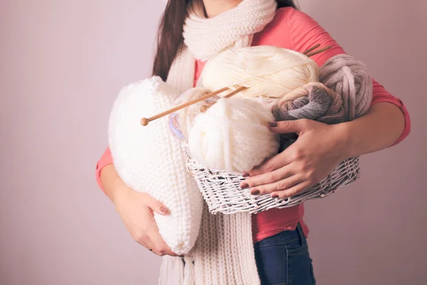 Vrouw met kussen — Stockfoto