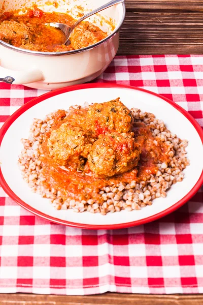 Trigo sarraceno con albóndigas —  Fotos de Stock