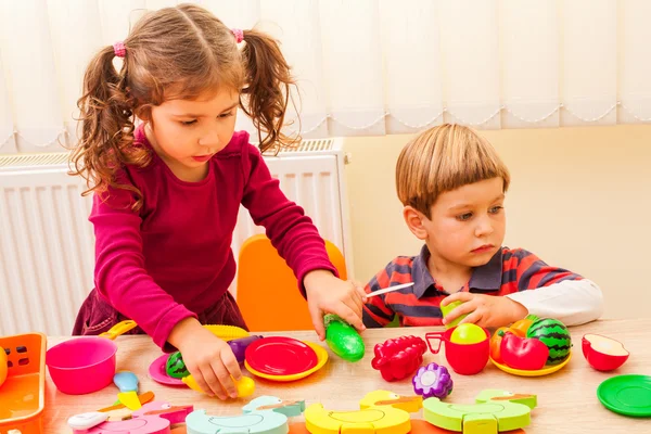 Enfants jouant cuisiniers — Photo