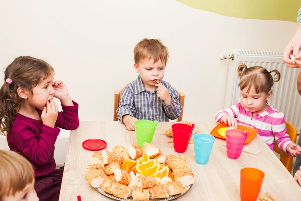 Almuerzo en jardín de infancia —  Fotos de Stock