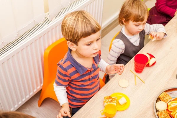 幼稚園での昼食 — ストック写真