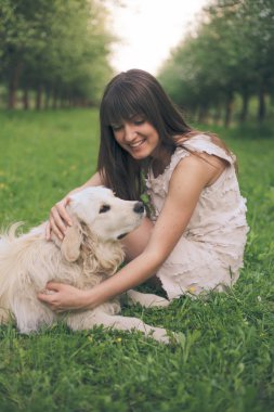 Kız köpekle oynar