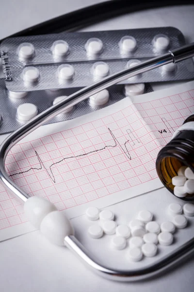 Cardiogram and nitroglycerin — Stock Photo, Image