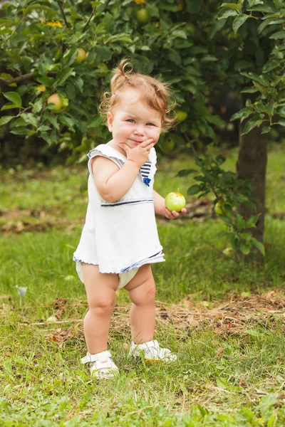 Niña bajo el manzano — Foto de Stock