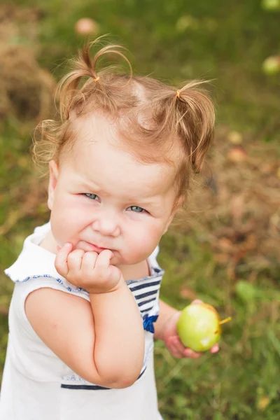 Dziecko dziewczynka pod jabłonią — Zdjęcie stockowe