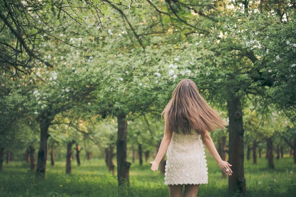 Flicka i trädgården — Stockfoto