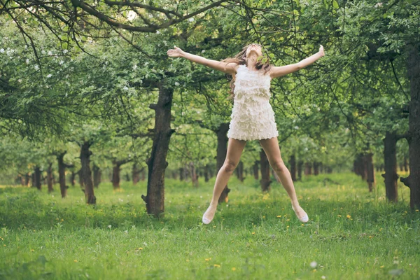 Mädchen springen im Park — Stockfoto