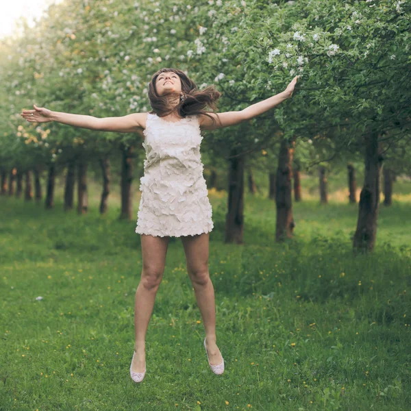 Flickan hoppar i parken — Stockfoto