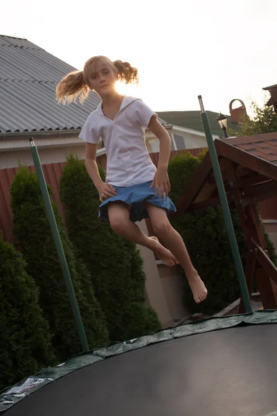 Κορίτσι is πηδάω επάνω σε batut — Φωτογραφία Αρχείου