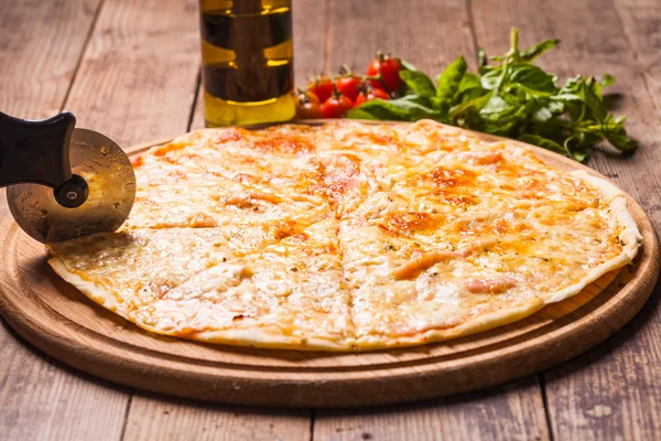 Die pizza margarita — Stockfoto