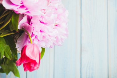 Peonies ve laleler
